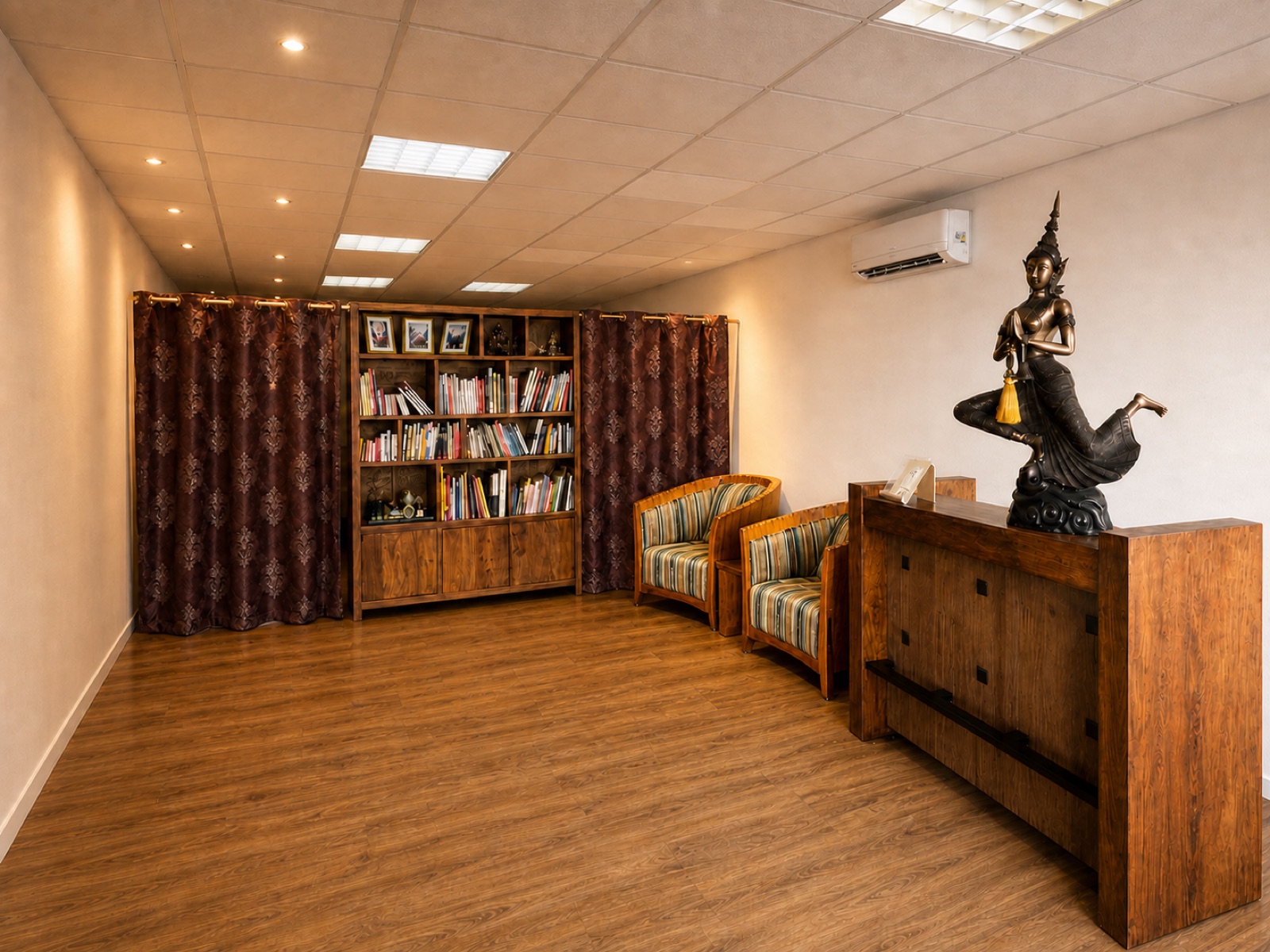 Accueil et statue Bouddha du salon Orawan