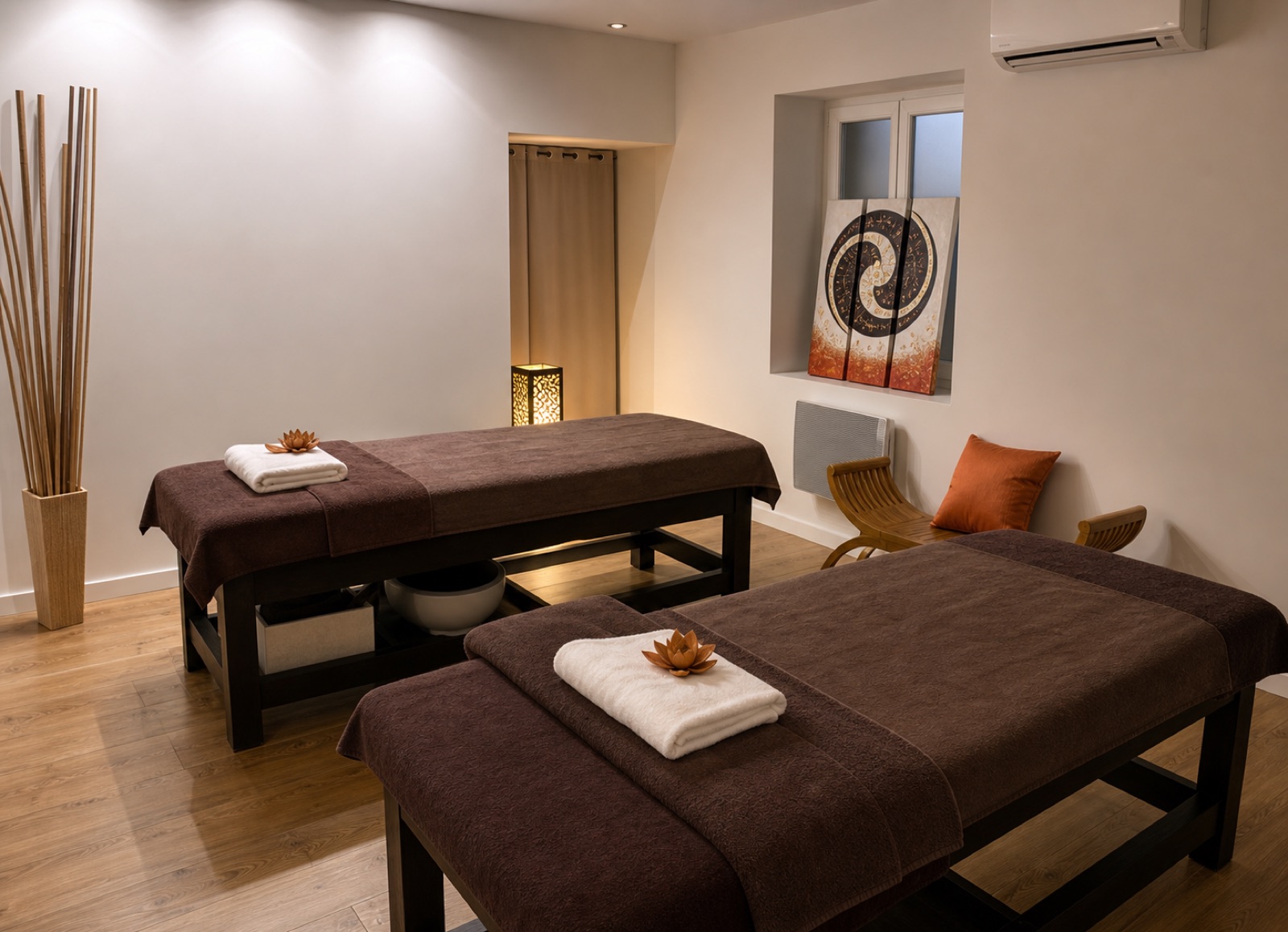 Espace soin du salon Orawan — deux tables de massage